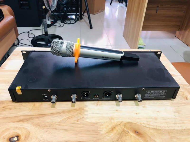 Micro Karaoke không dây BOSA BS 106W sử dụng 4 anten bắt sóng mạnh - Tặng Kèm Pin Sạc