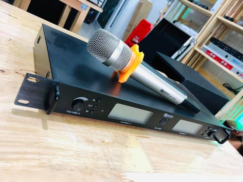 Micro Karaoke không dây BOSA BS 106W sử dụng 4 anten bắt sóng mạnh - Tặng Kèm Pin Sạc